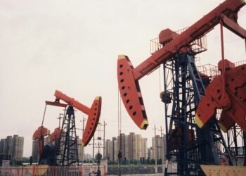 Oil Prices Drop 2% Amid Supply Outlook Assessment