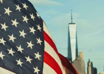 بيسنت (Scott Bessent) : النمو الأمريكي قد يتجاوز 3.5% هذا العام رغم حرب إيران