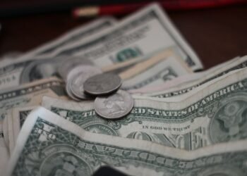 Hedge funds are moving toward betting against the U.S. dollar