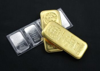 Gold prices rose at the close, while silver recorded a sharp increase exceeding 5%.