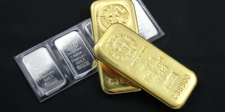 Gold prices rose at the close, while silver recorded a sharp increase exceeding 5%.