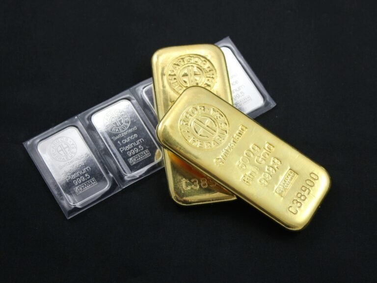 Gold prices rose at the close, while silver recorded a sharp increase exceeding 5%.